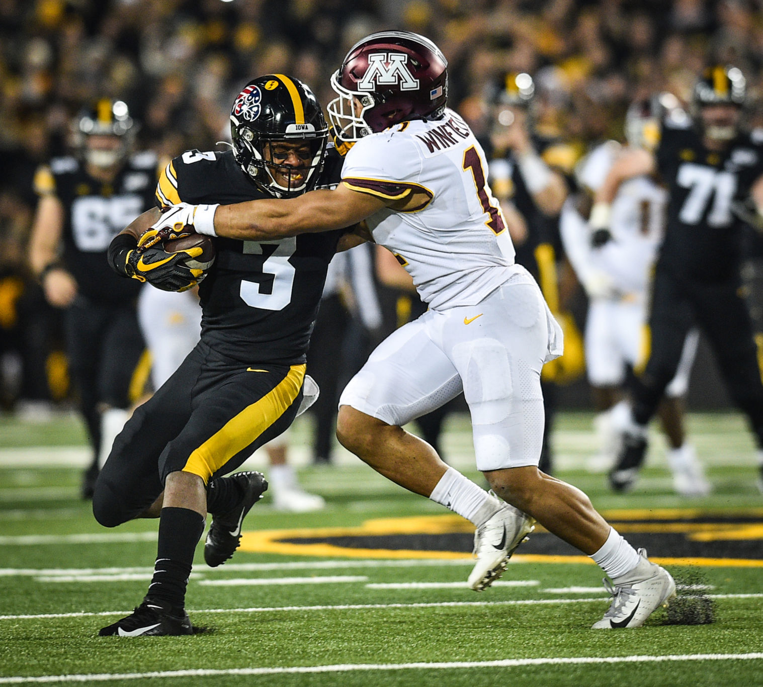 111619-qct-spt-iowa-minn-foot-150a.jpg